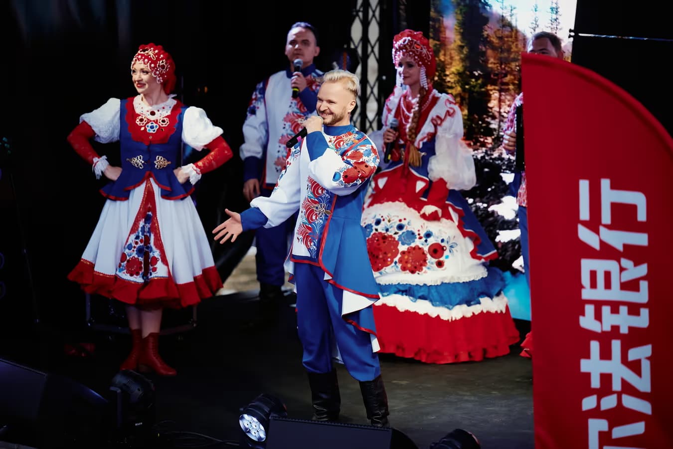 Артистка с караваем